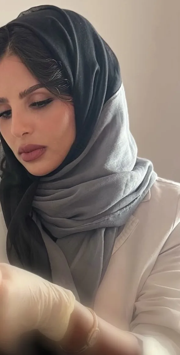 د. سمر الوافي أثناء العمل في العيادة